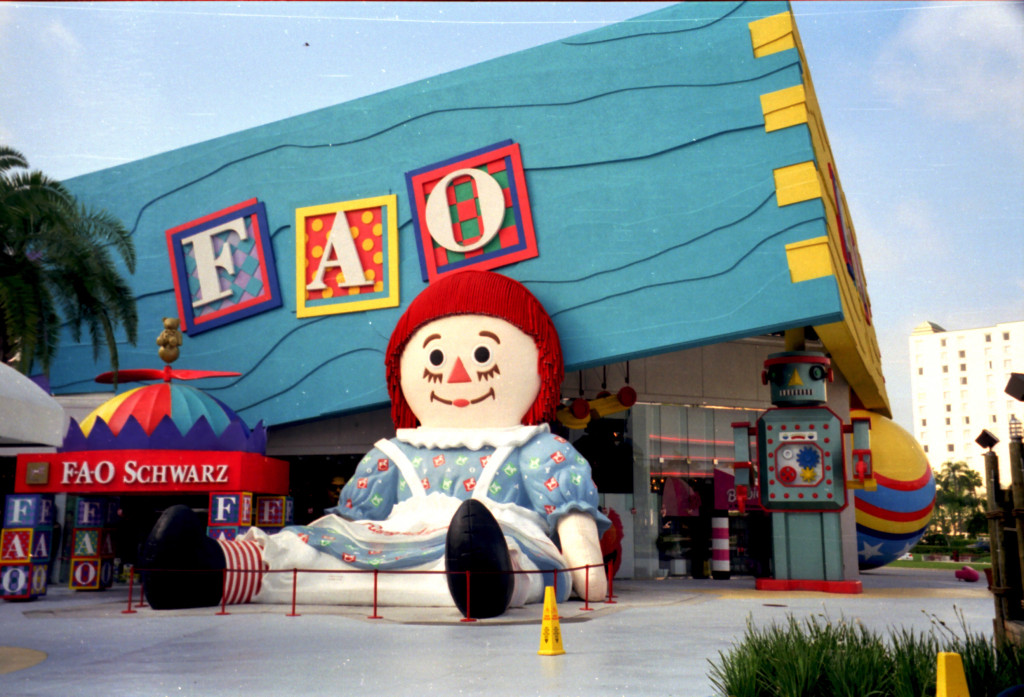 033 Orlando - Int. Drive, een hele grote speelgoedwinkel 29-04-1999