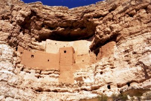 030 Onderweg van Scottsdale naar Grand Canyon - Montezuma Castle, de oudst bewaarde woningen van vroeger 29-12-1999