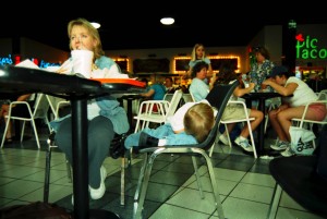 112 Florida 2001 - winkelen bij Belz outlet Orlando, Demi is na het eten in slaap gevallen 30-03-2001