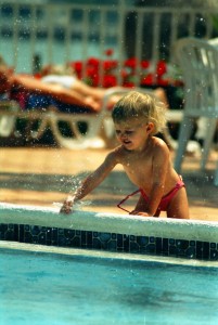 177 Florida 2001 - St. Petersburg lekker spelen bij het zwembad van het hotel 04-04-2001