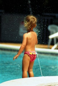 178 Florida 2001 - St. Petersburg lekker spelen bij het zwembad van het hotel 04-04-2001