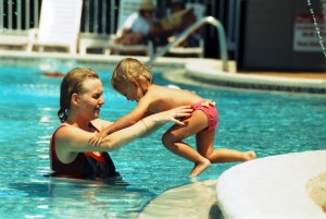 179 Florida 2001 - St. Petersburg lekker spelen bij het zwembad van het hotel 04-04-2001
